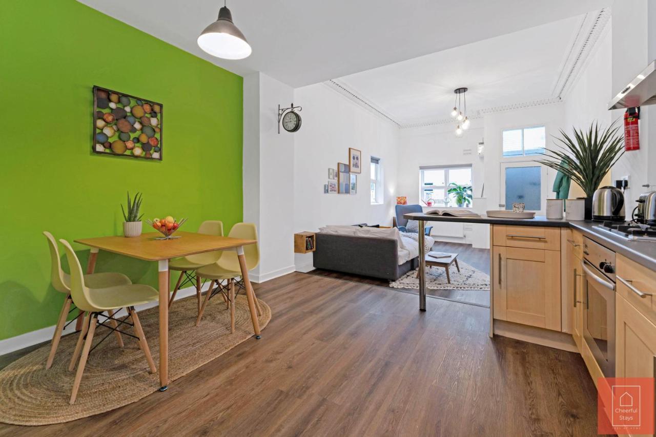 Cheerful Stays: Spacious Flat In Vibrant Leith เอดินบะระ ภายนอก รูปภาพ