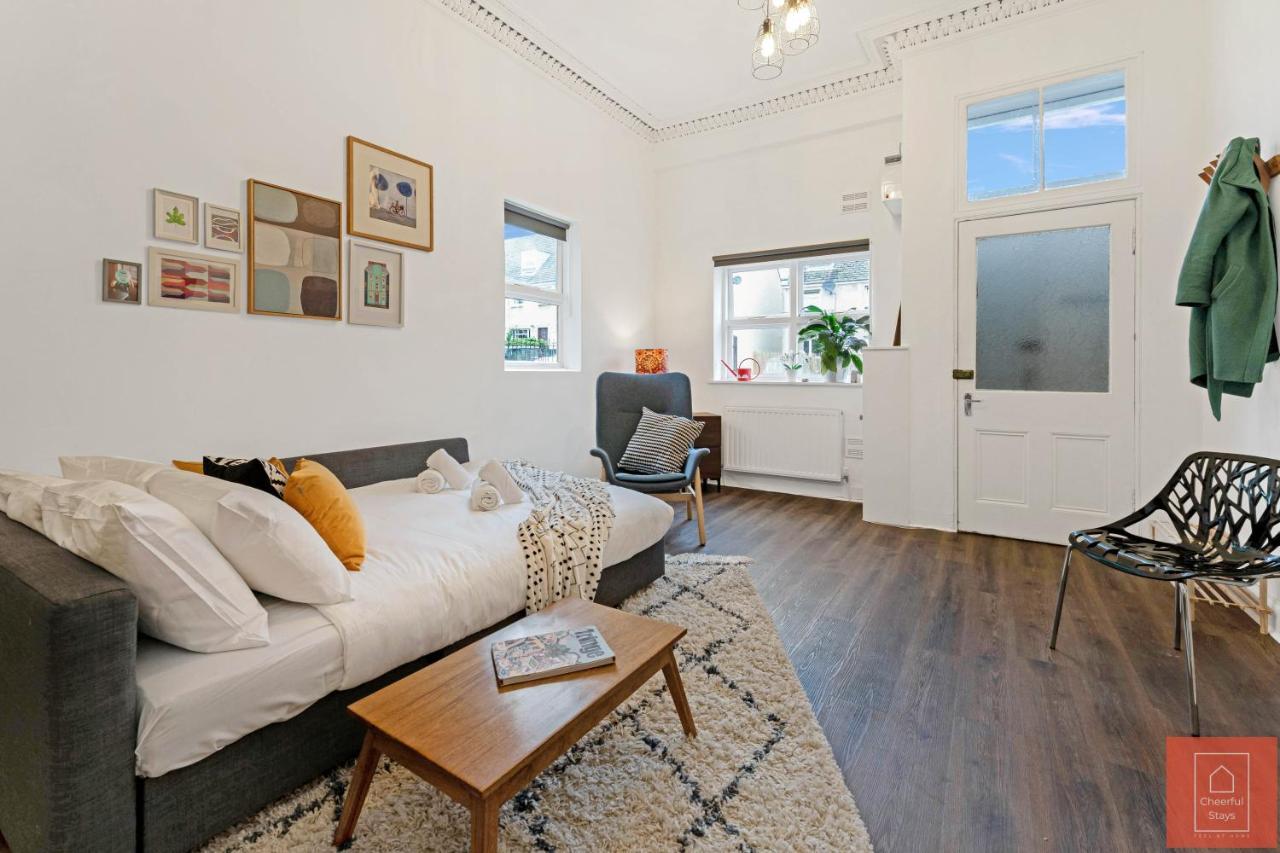 Cheerful Stays: Spacious Flat In Vibrant Leith เอดินบะระ ภายนอก รูปภาพ