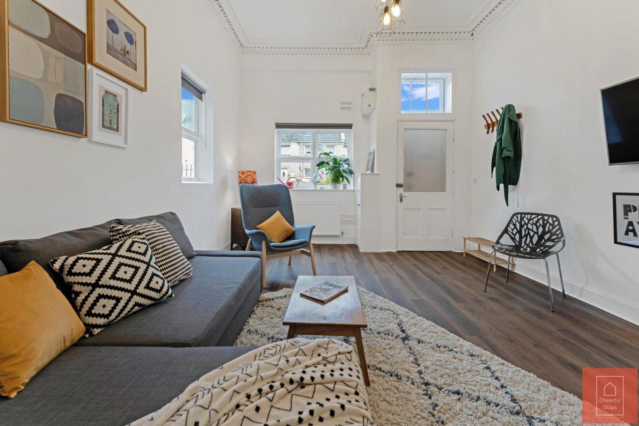 Cheerful Stays: Spacious Flat In Vibrant Leith เอดินบะระ ภายนอก รูปภาพ