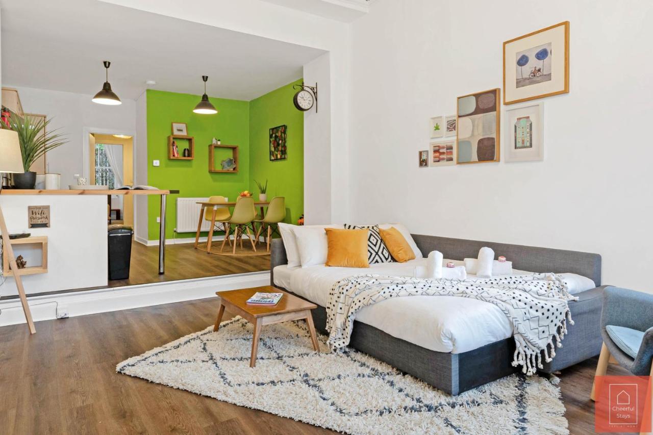 Cheerful Stays: Spacious Flat In Vibrant Leith เอดินบะระ ภายนอก รูปภาพ