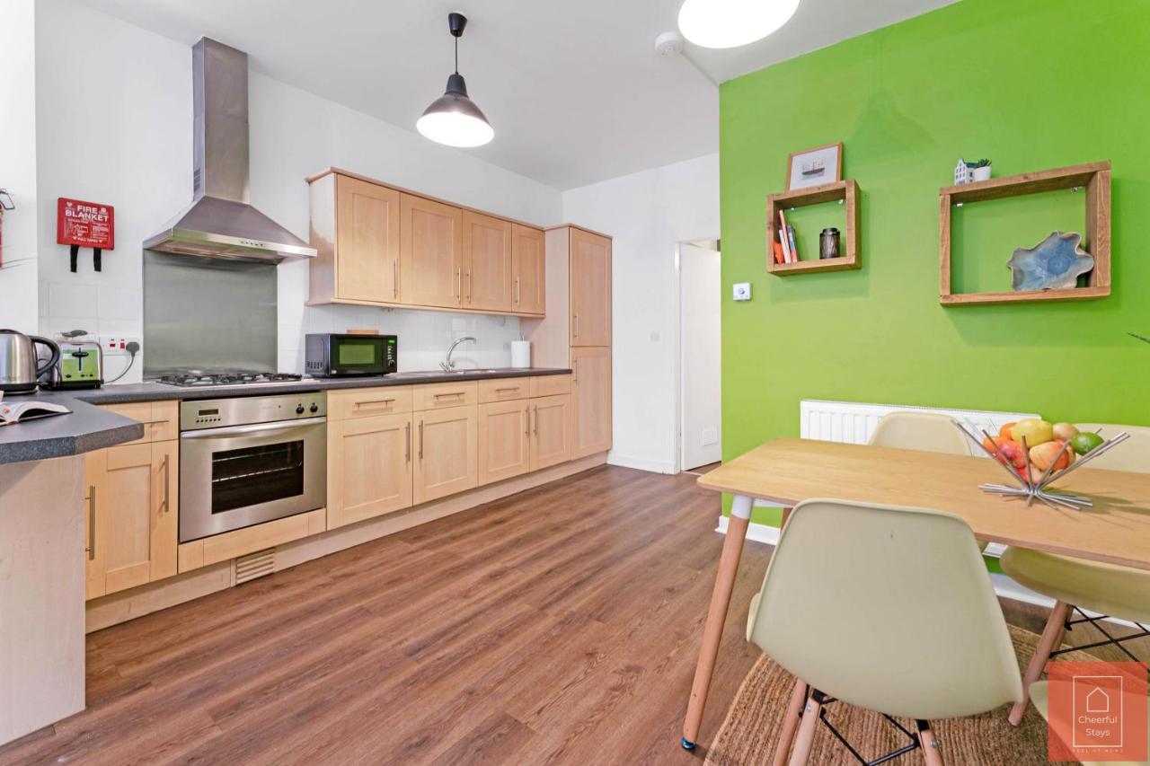 Cheerful Stays: Spacious Flat In Vibrant Leith เอดินบะระ ภายนอก รูปภาพ