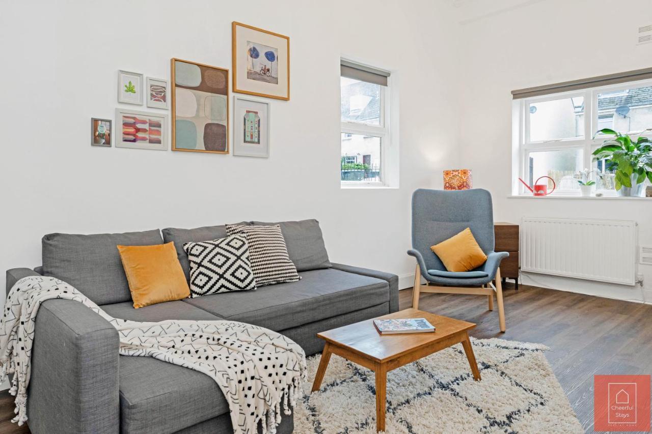 Cheerful Stays: Spacious Flat In Vibrant Leith เอดินบะระ ภายนอก รูปภาพ