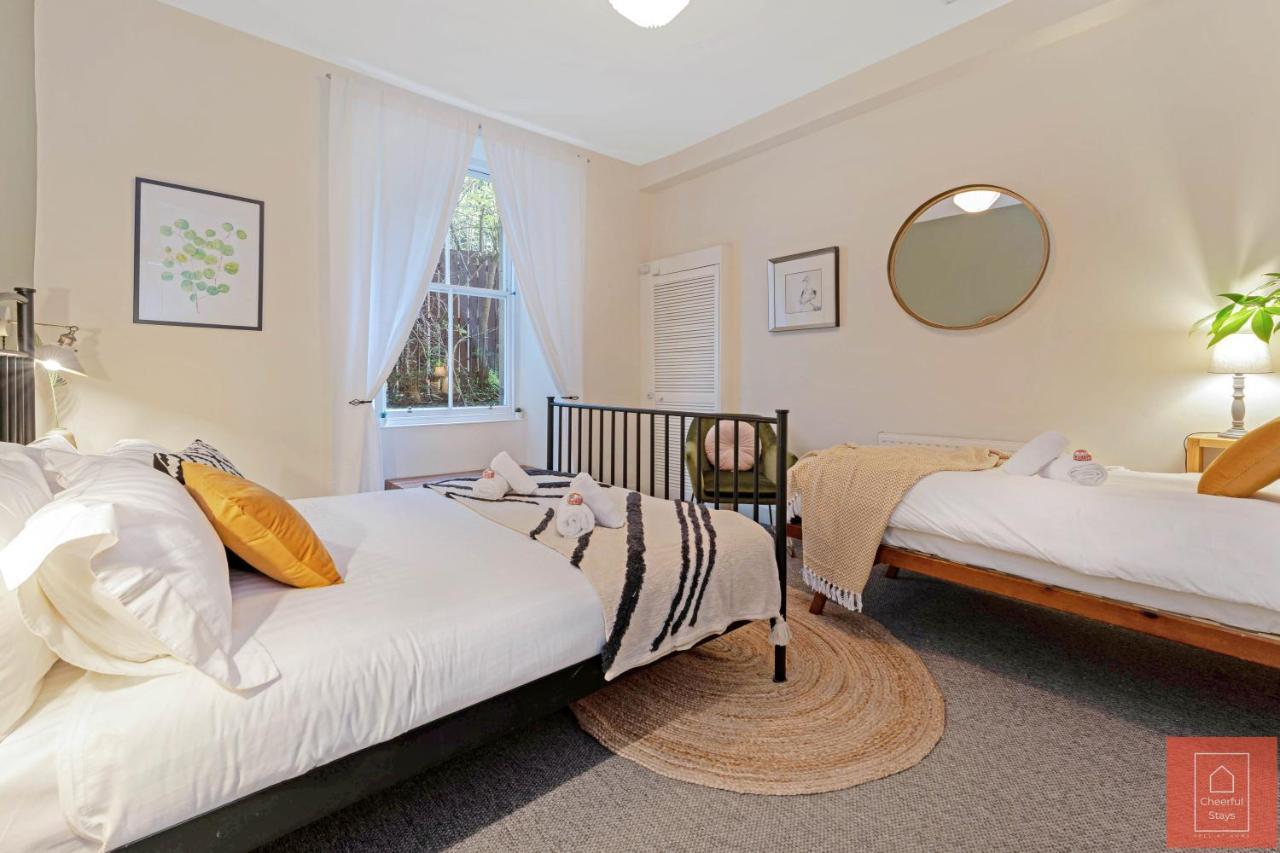 Cheerful Stays: Spacious Flat In Vibrant Leith เอดินบะระ ภายนอก รูปภาพ